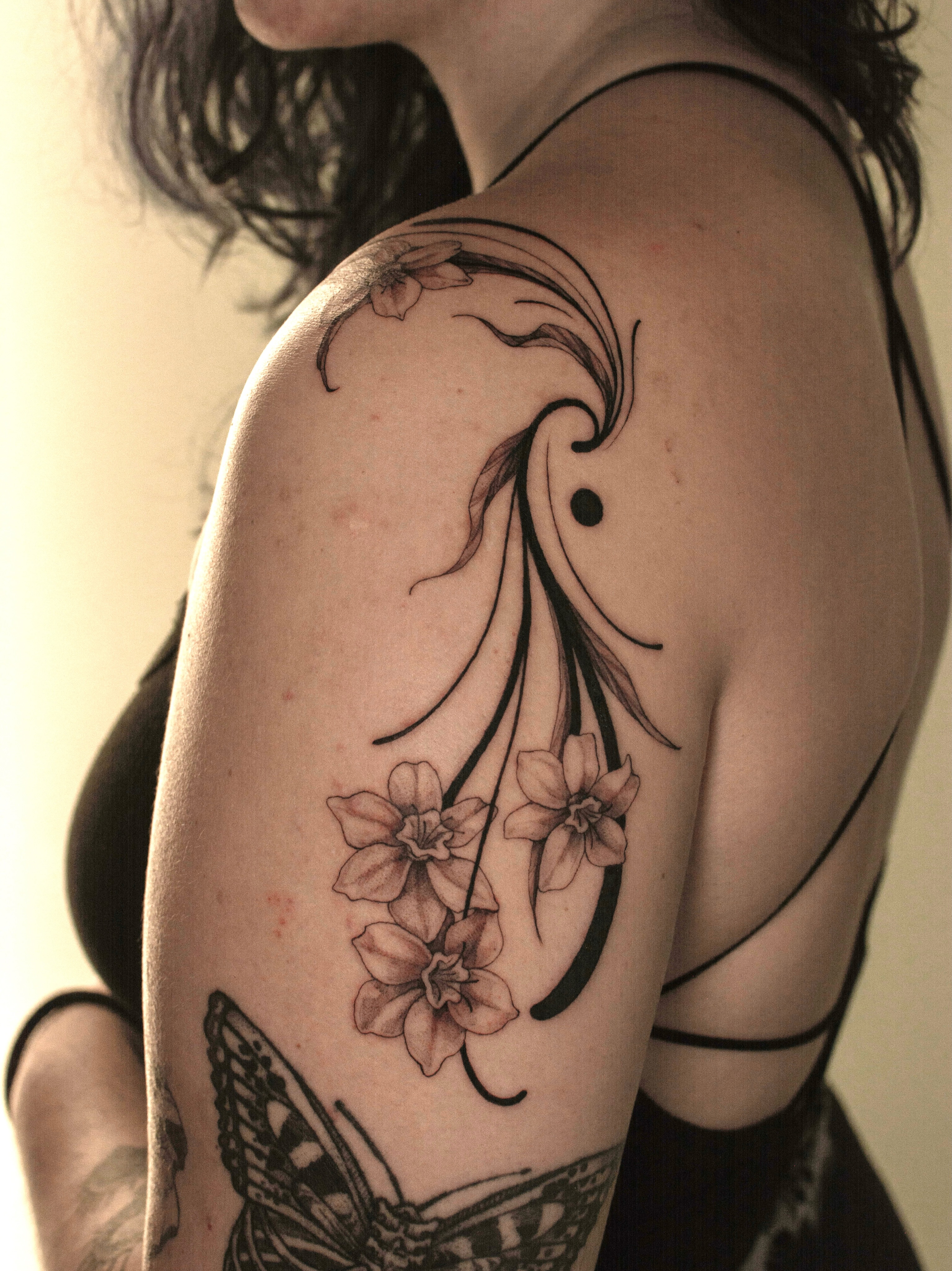 Daffodil Cascade Shoulder Piece